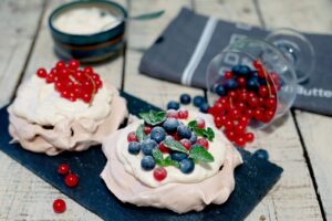 Pavlova cu bezea cu cacao, mascarpone si fructe de padure