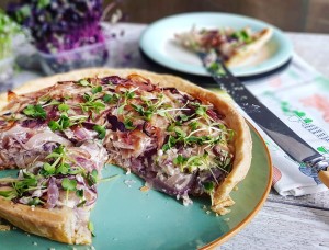 Tartă cu ceapă, bere și microgreens