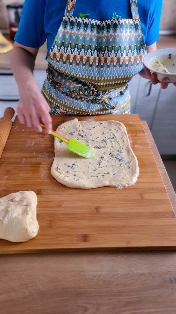 pâine cu usturoi, unt și ierburi aromatice/ pull apart bread