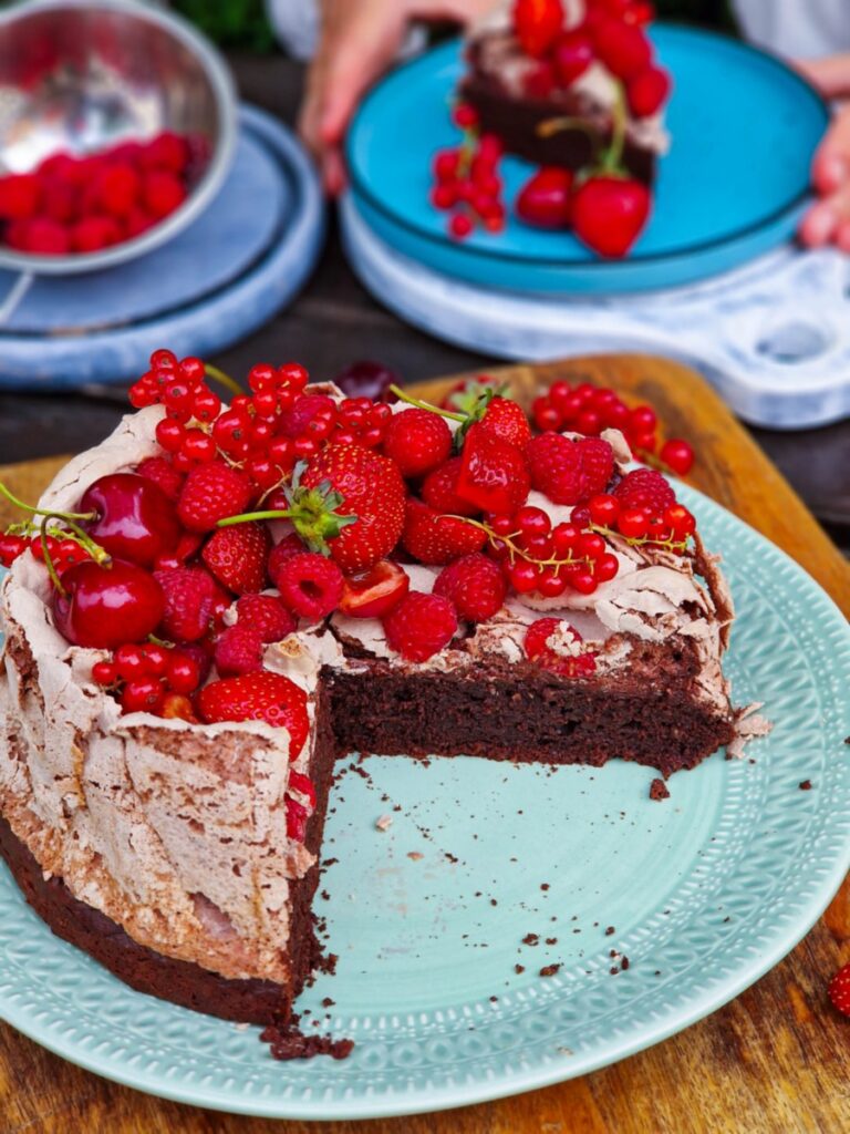 brownie cu bezea și fructe de pădure
