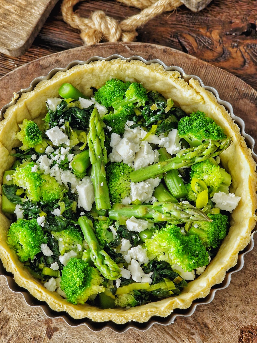 Tartă sărată cu broccoli și sparanghel