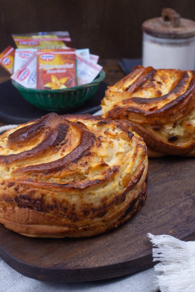 cozonac cu brânză dulce și stafide