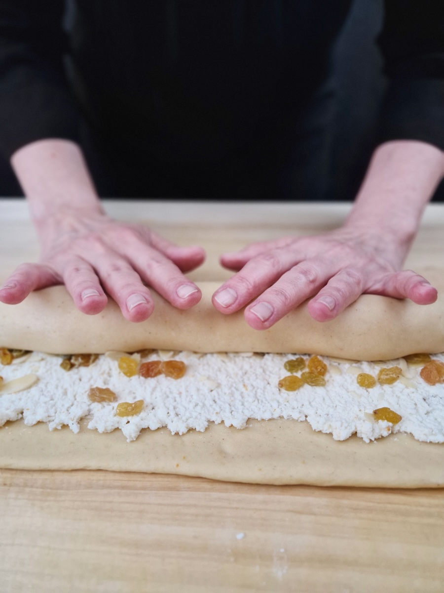 cozonac cu brânză dulce și stafide