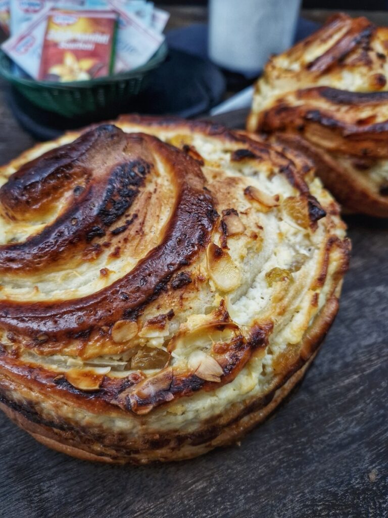 cozonac cu brânză dulce și stafide