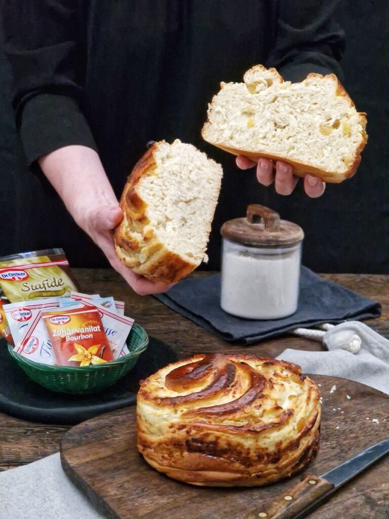 cozonac cu brânză dulce și stafide