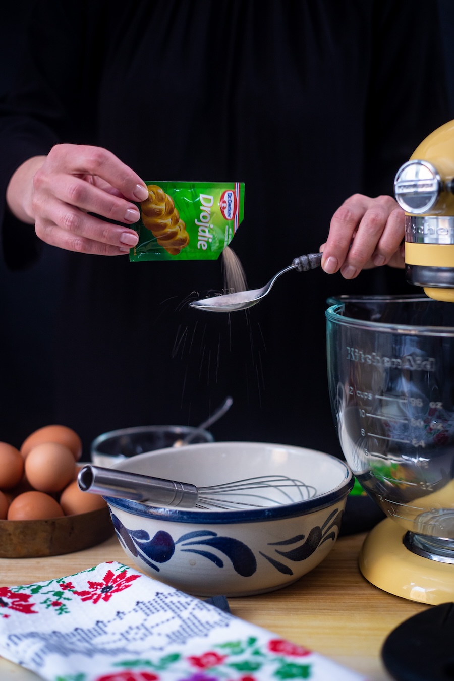 cozonac cu brânză dulce și stafide