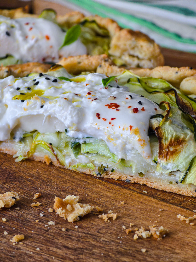 tartă cu dovlecel, zuccini și burrata