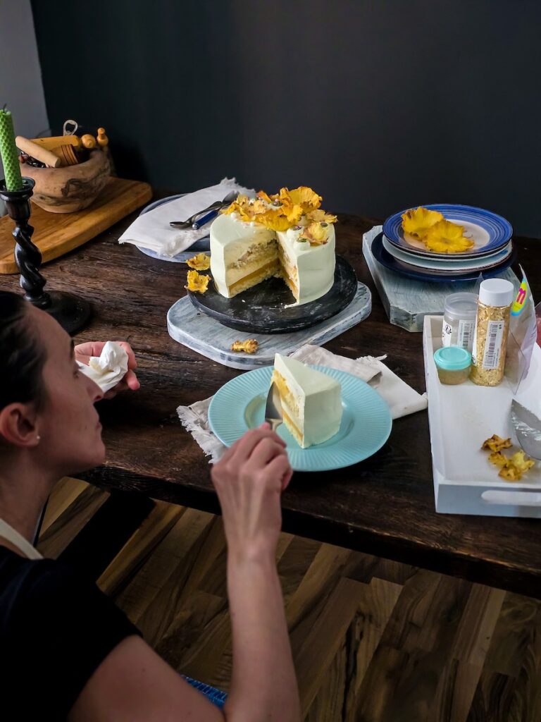tort cu ananas și fructul pasiunii