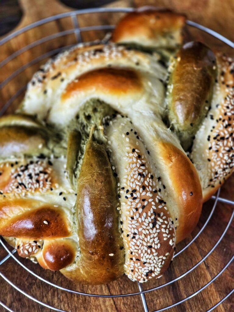 pâine împletită cu matcha și susan