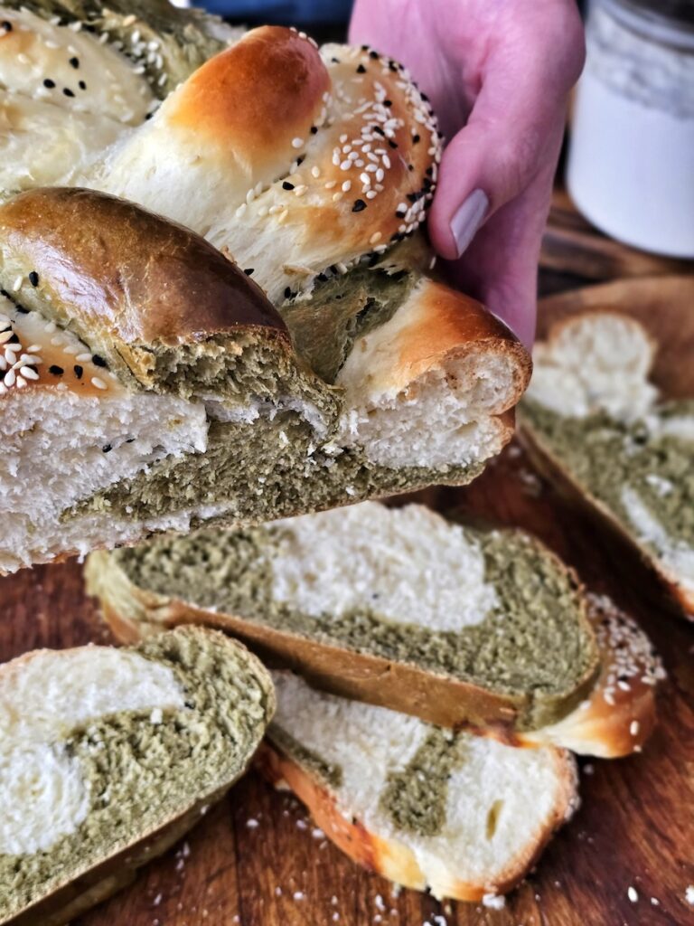 pâine împletită cu matcha și susan