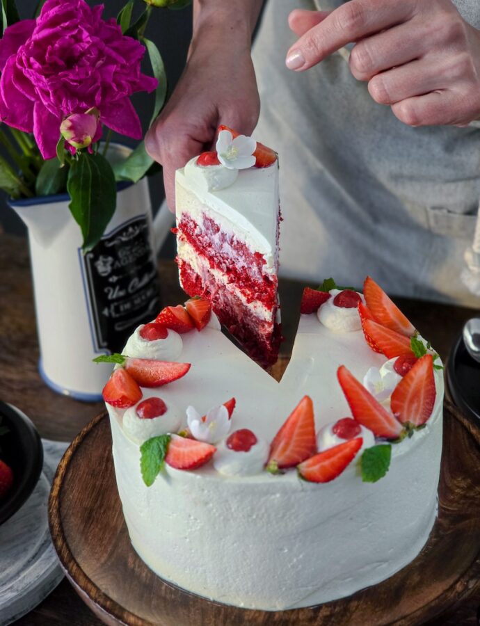 Tort red velvet cu căpșuni
